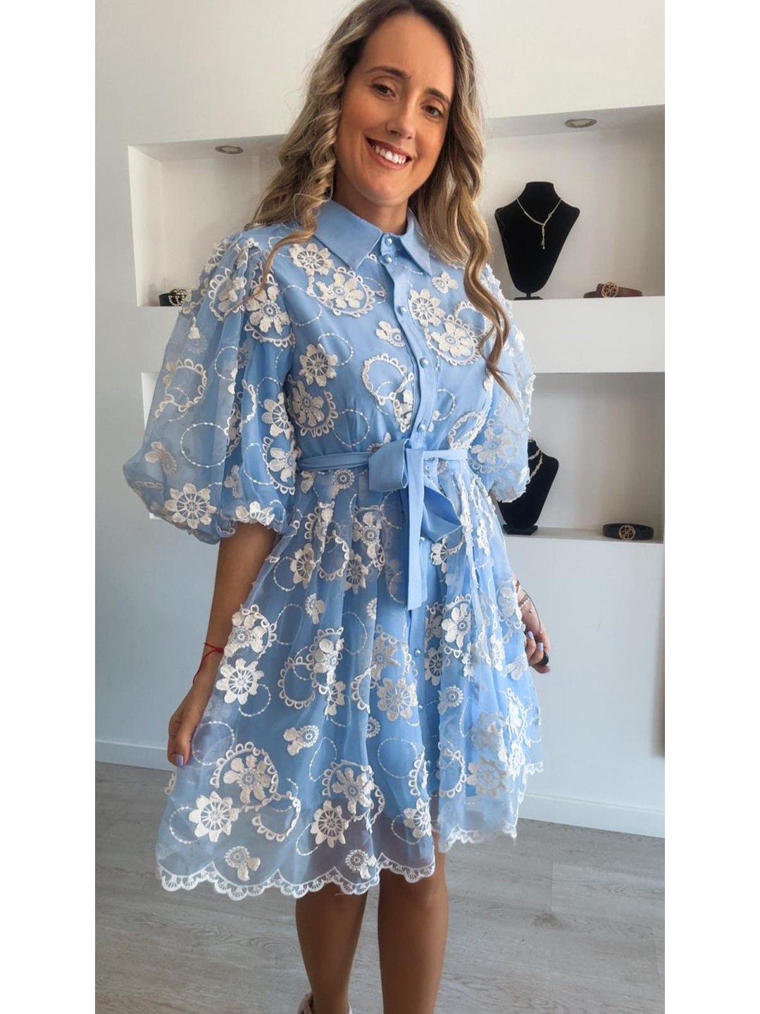 Vestido com detalhes em renda bege 2