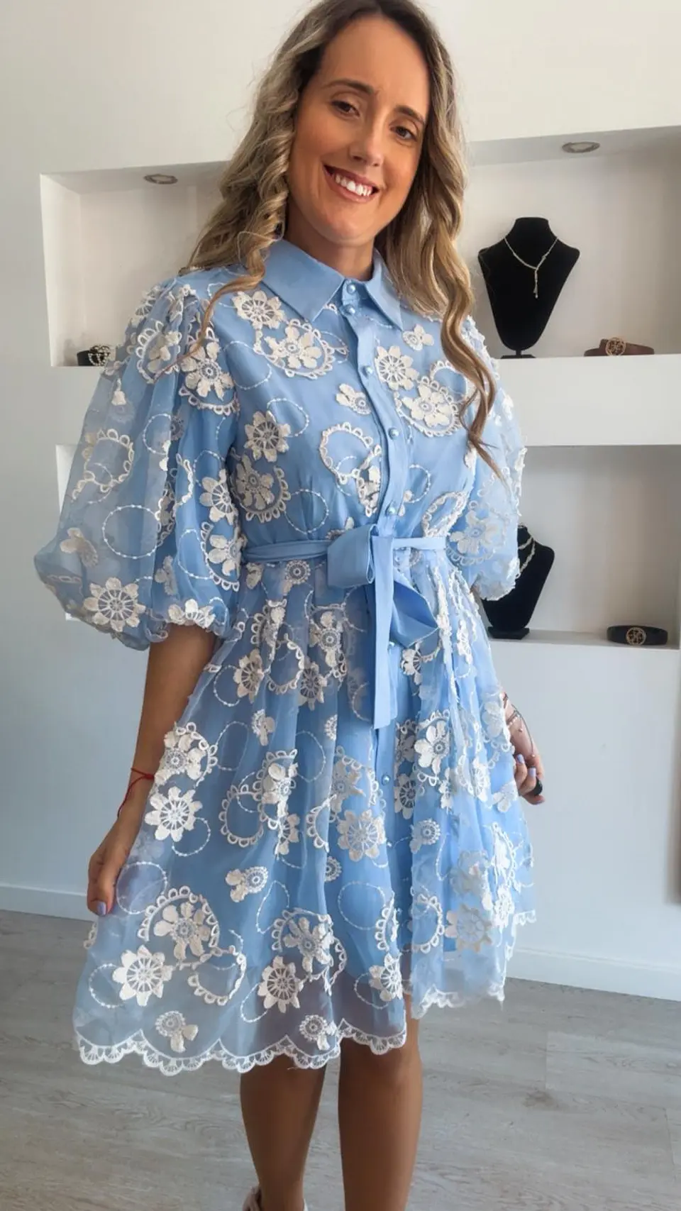 Vestido com detalhes em renda bege 2