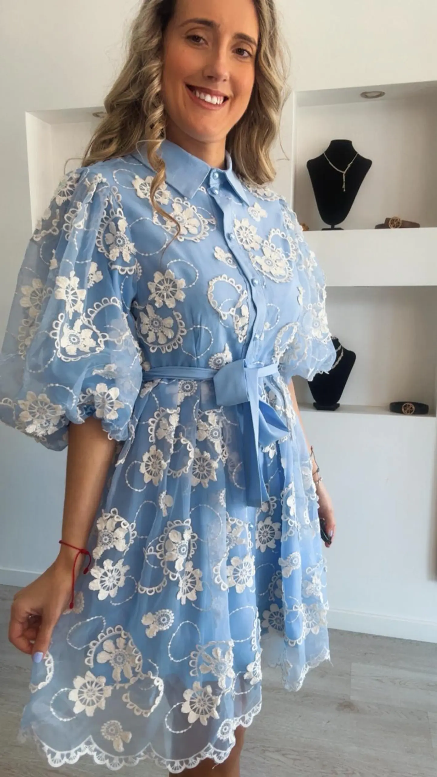 Vestido com detalhes em renda bege 4