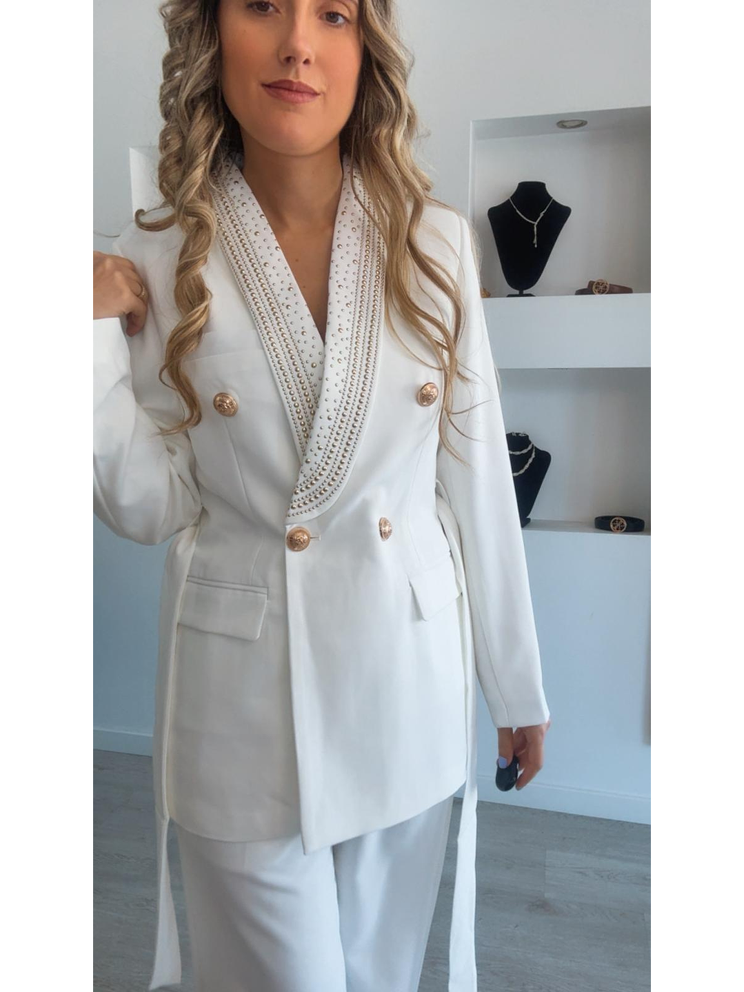 Fato com detalhes brilhantes dourados   6