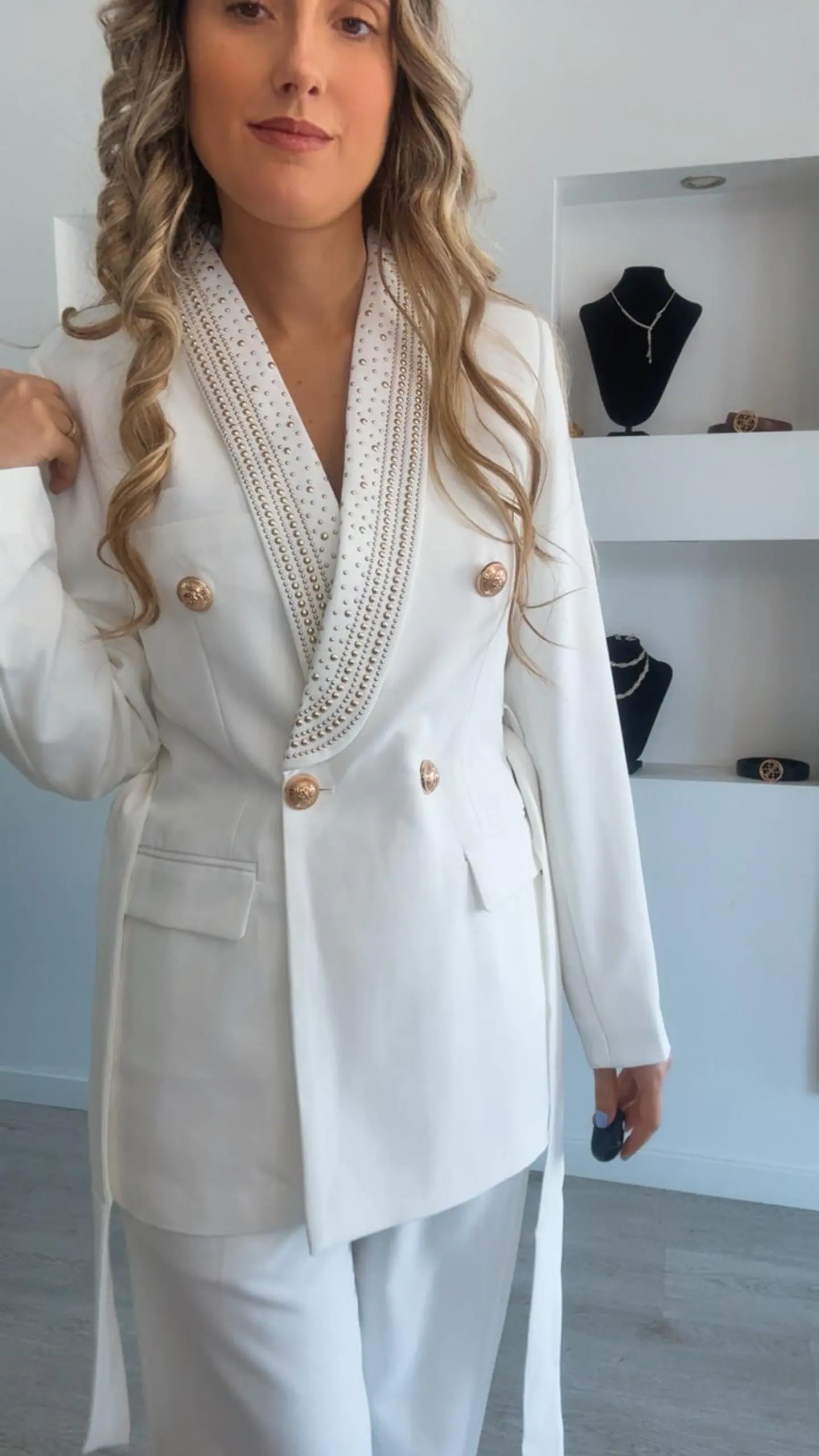 Fato com detalhes brilhantes dourados   6