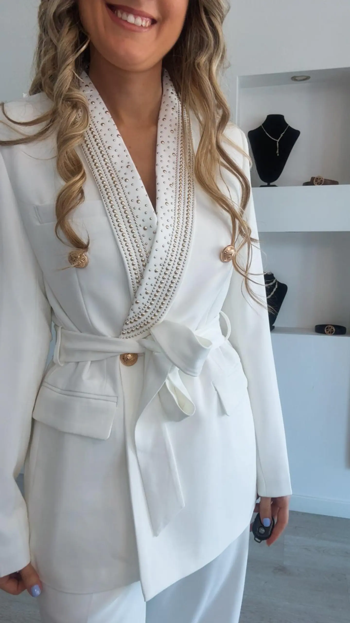 Fato com detalhes brilhantes dourados   2