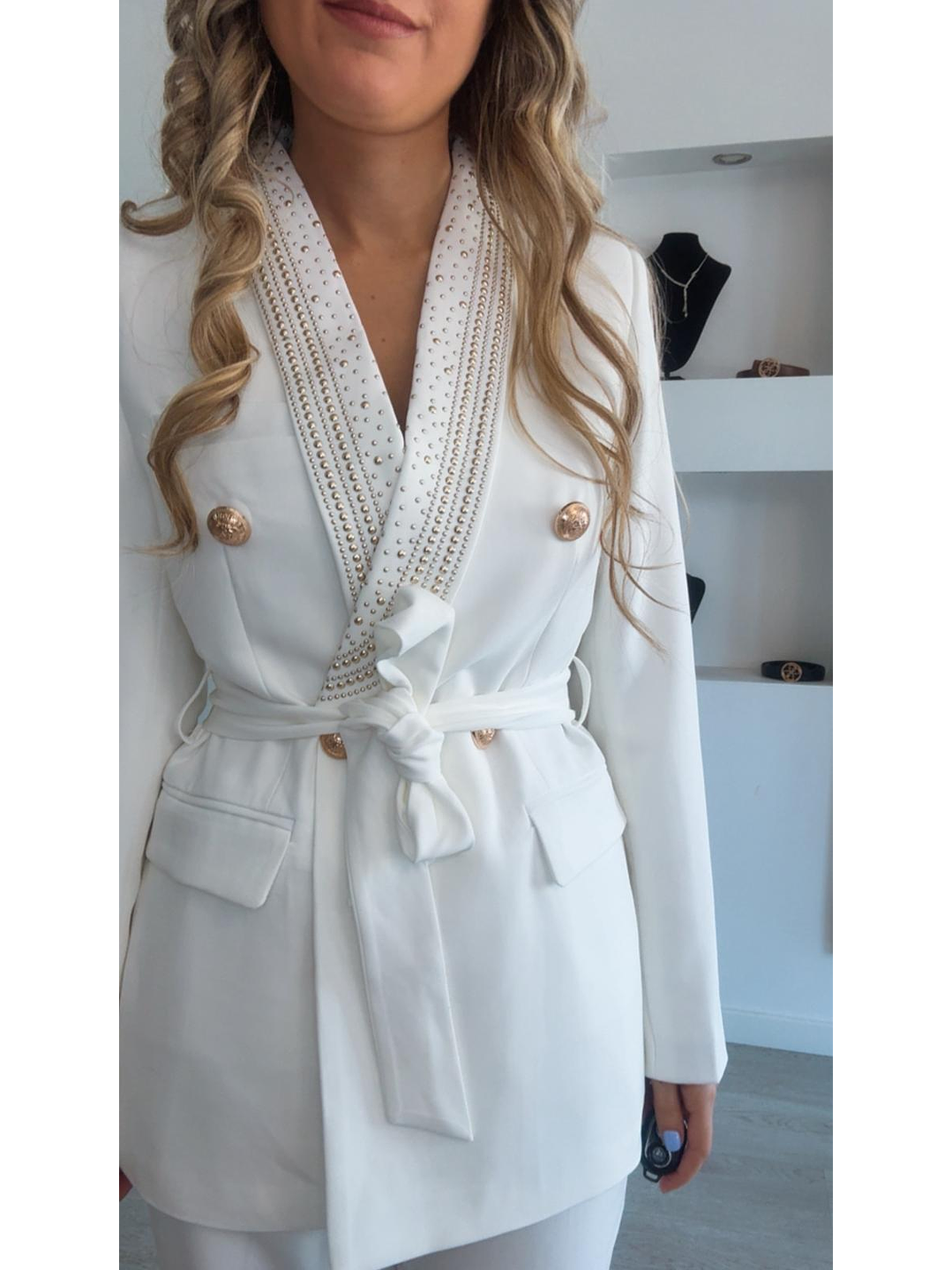 Fato com detalhes brilhantes dourados   3