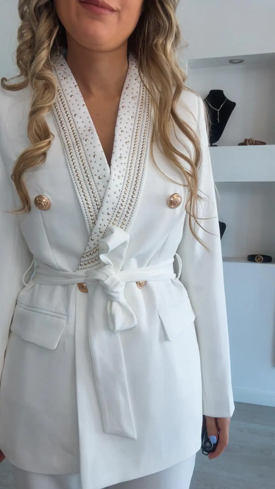 Fato com detalhes brilhantes dourados   3