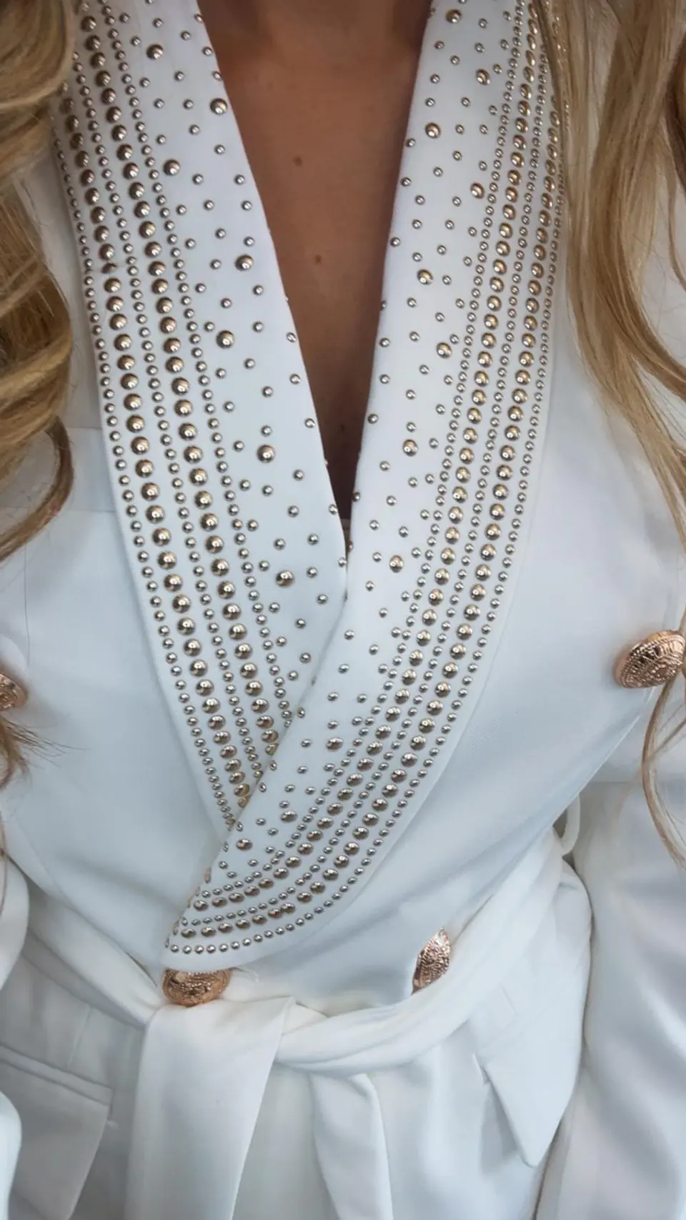 Fato com detalhes brilhantes dourados   8