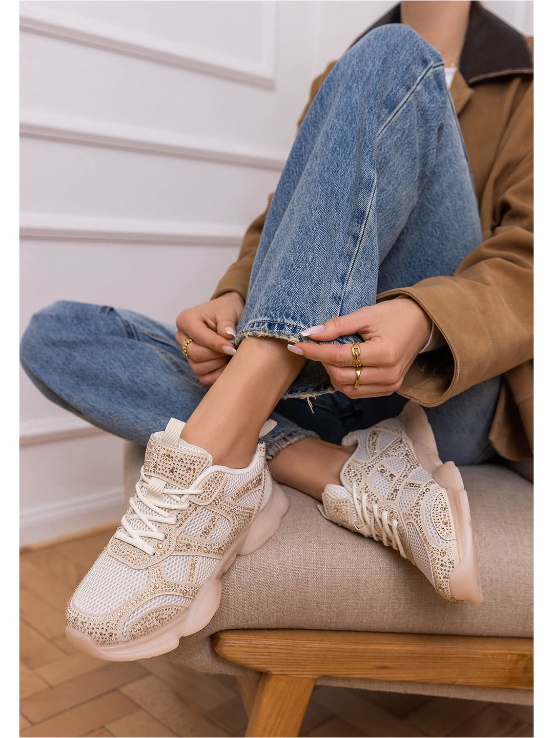 Sapatilhas com brilhantes dourados 1