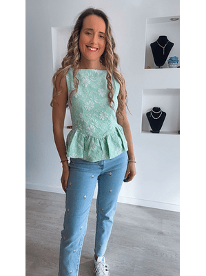 Blusa com folho e flores estampadas