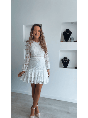 Vestido de renda com folhos