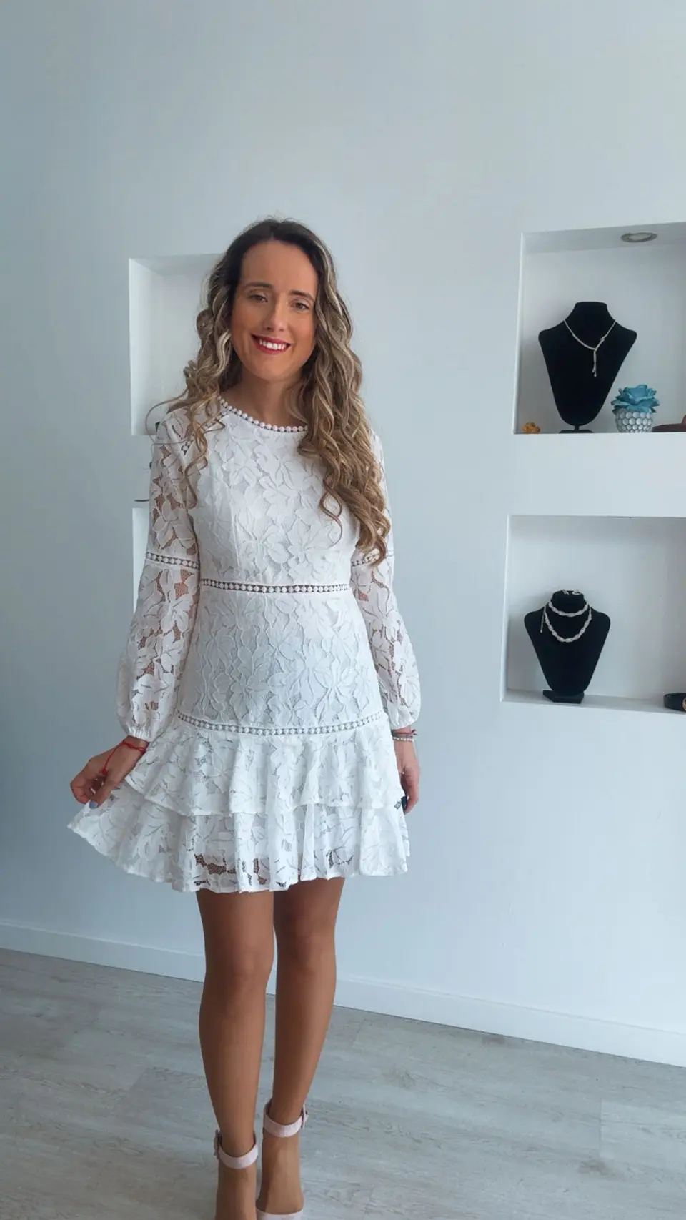 Vestido de renda com folhos 3