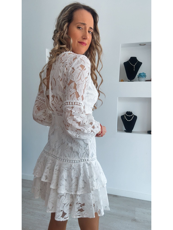 Vestido de renda com folhos 4