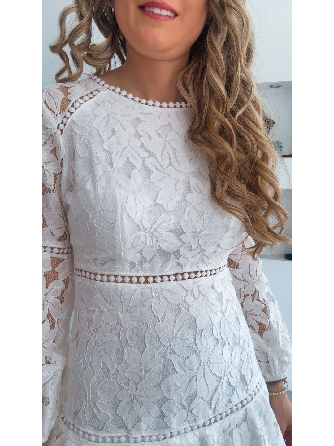 Vestido de renda com folhos 5