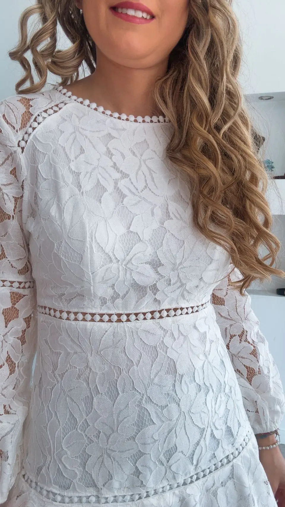 Vestido de renda com folhos 5