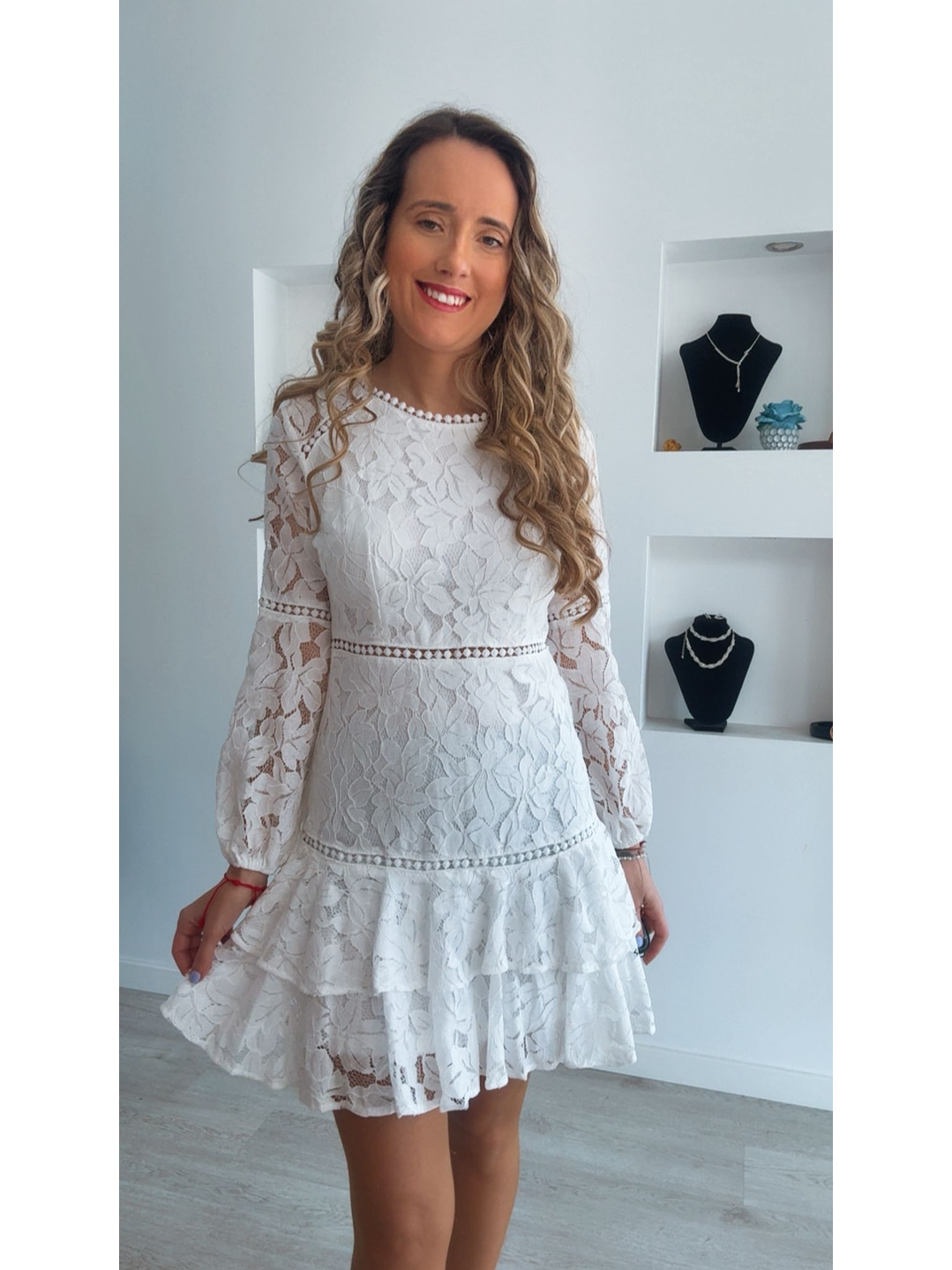 Vestido de renda com folhos 6