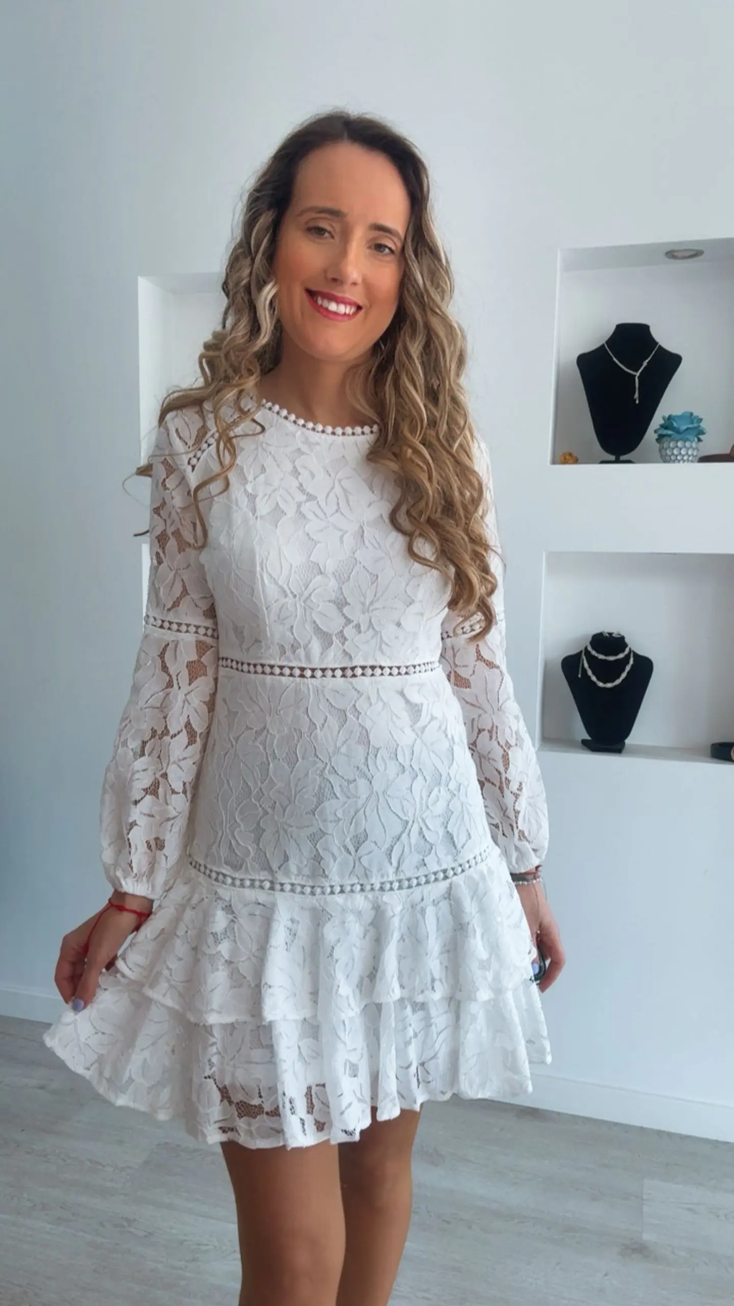 Vestido de renda com folhos 6