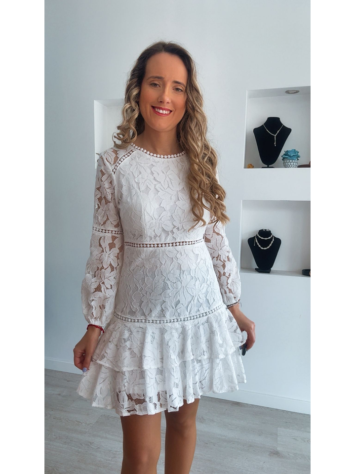 Vestido de renda com folhos 7