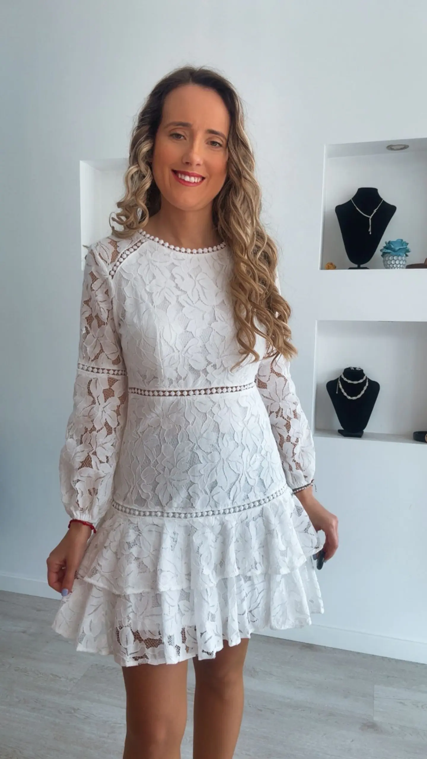 Vestido de renda com folhos 7
