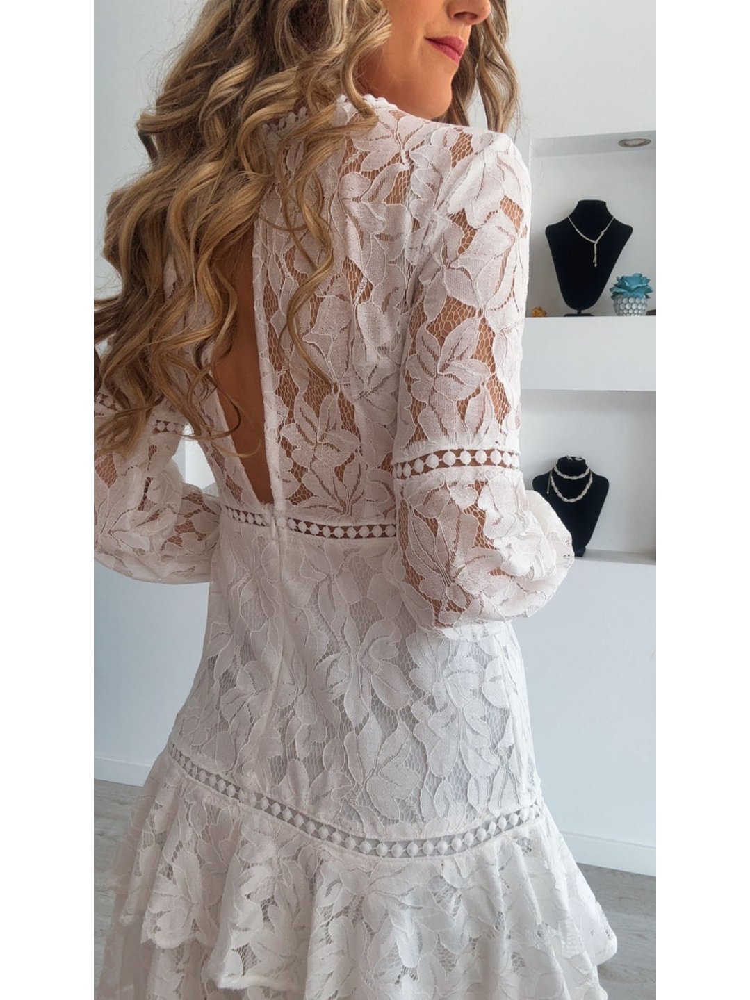 Vestido de renda com folhos 2