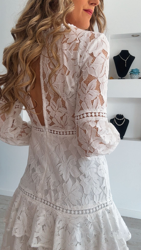Vestido de renda com folhos