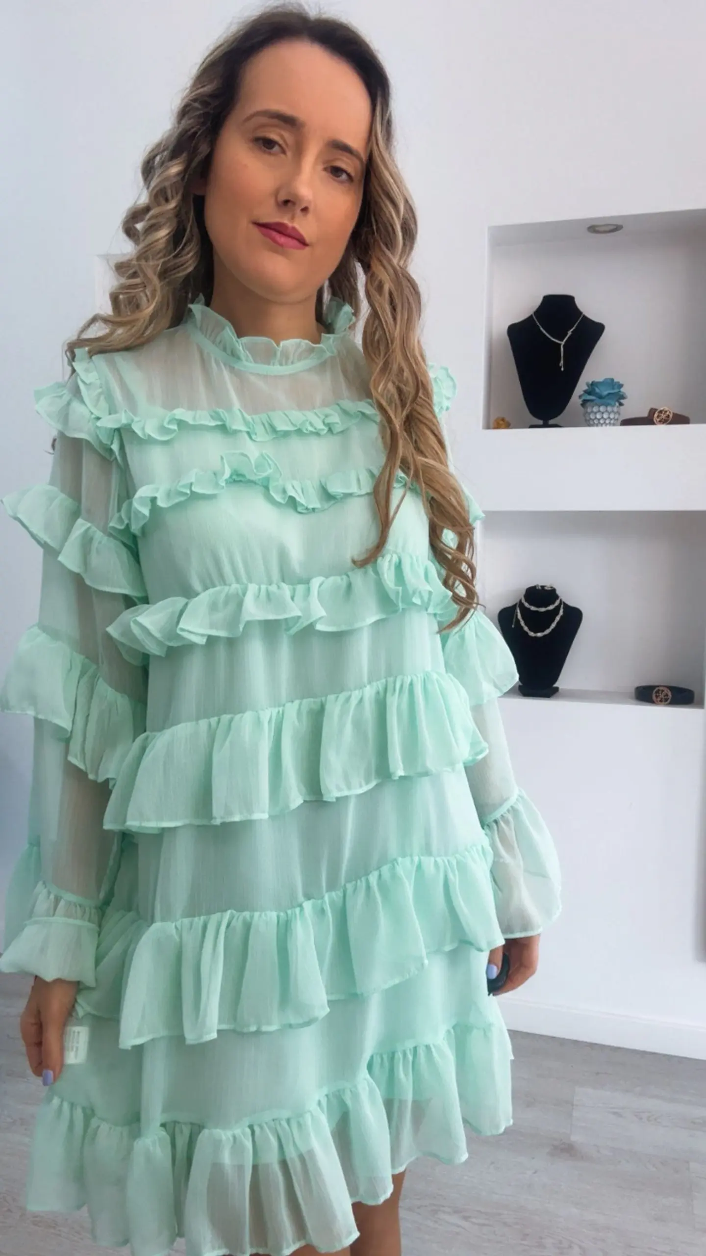 Vestido com folhos de manga comprida 7