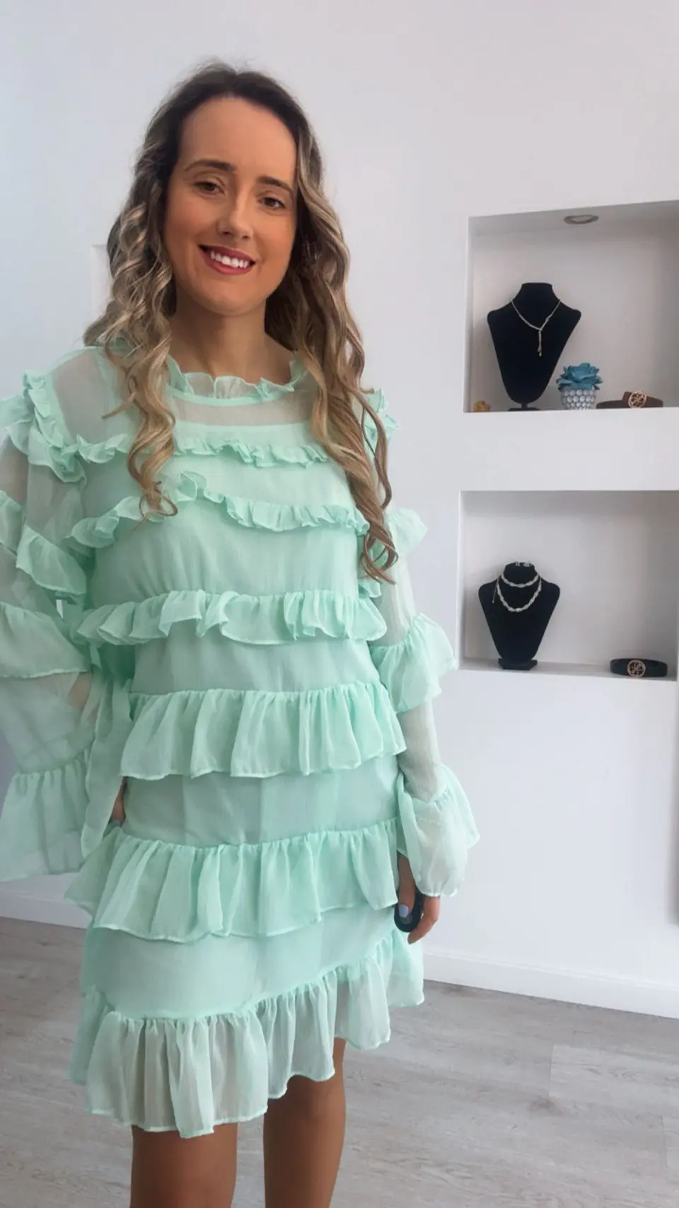 Vestido com folhos de manga comprida 8