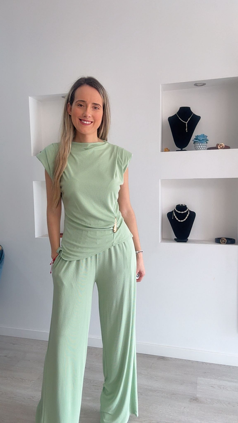 Conjunto calça e túnica com ombreiras