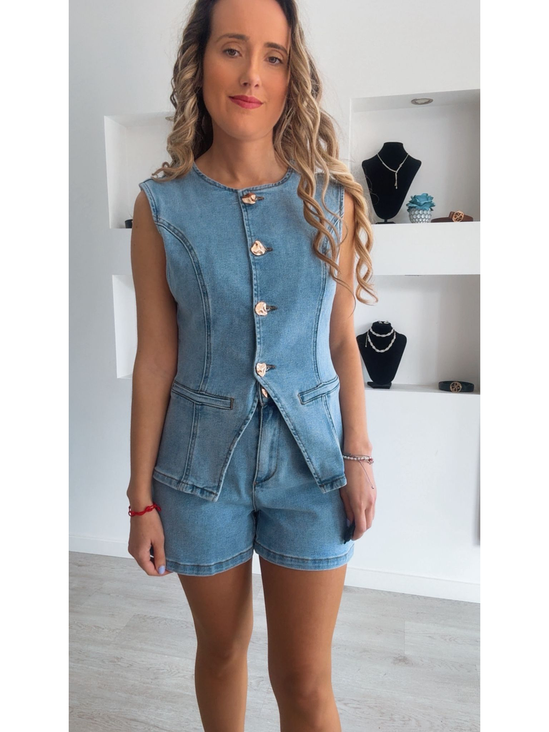 Conjunto colete e calção em ganga 4