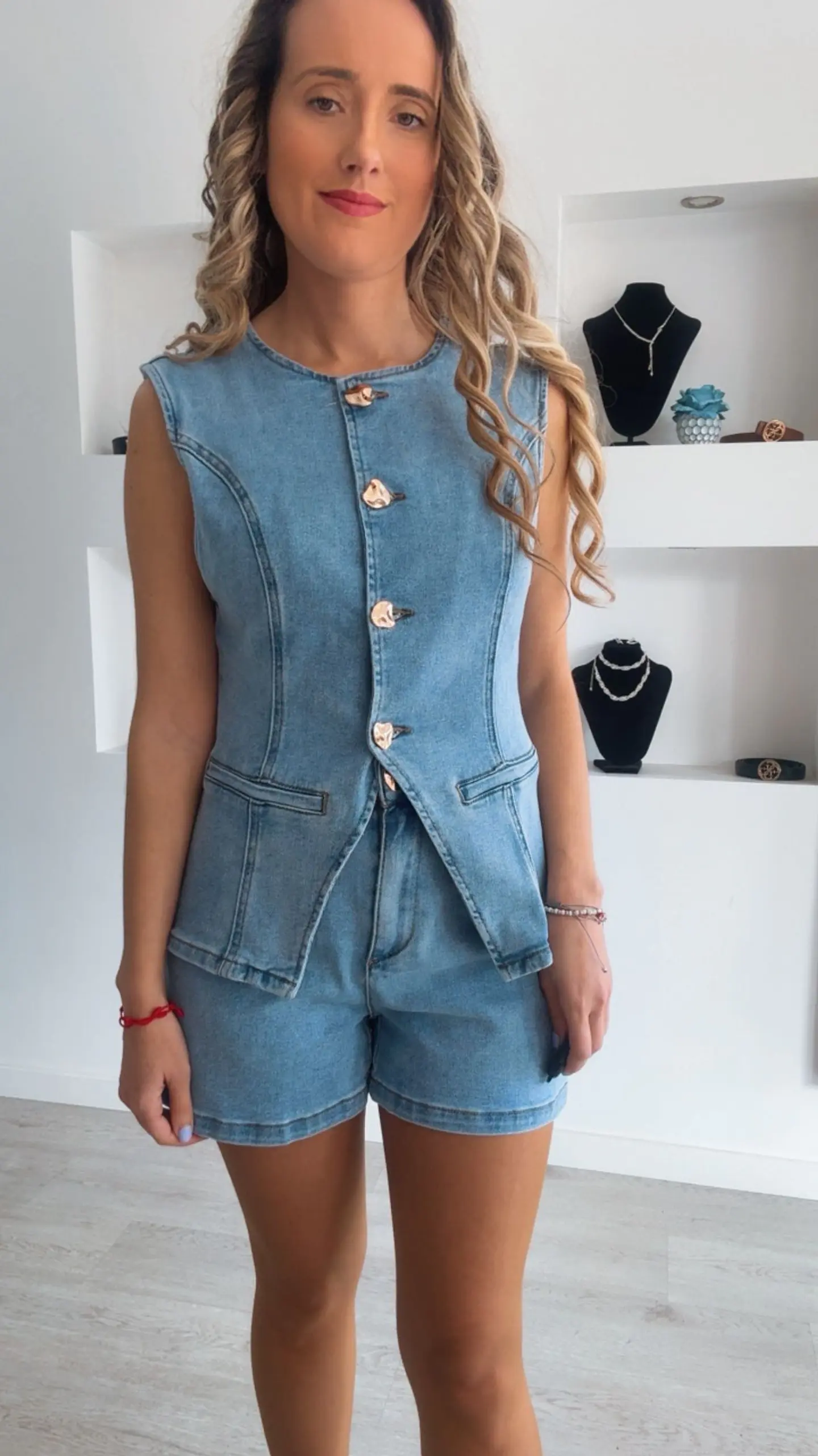 Conjunto colete e calção em ganga 4
