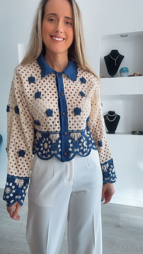Casaco em crochet com detalhes em azul - TU