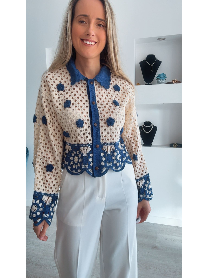 Casaco em crochet com detalhes em azul - TU 1