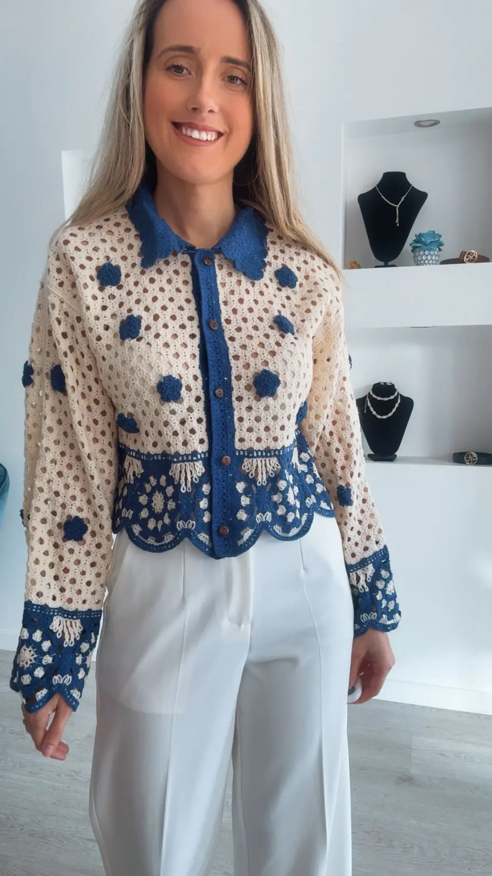Casaco em crochet com detalhes em azul - TU 1