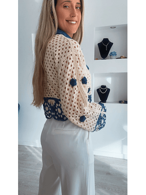Casaco em crochet com detalhes em azul - TU