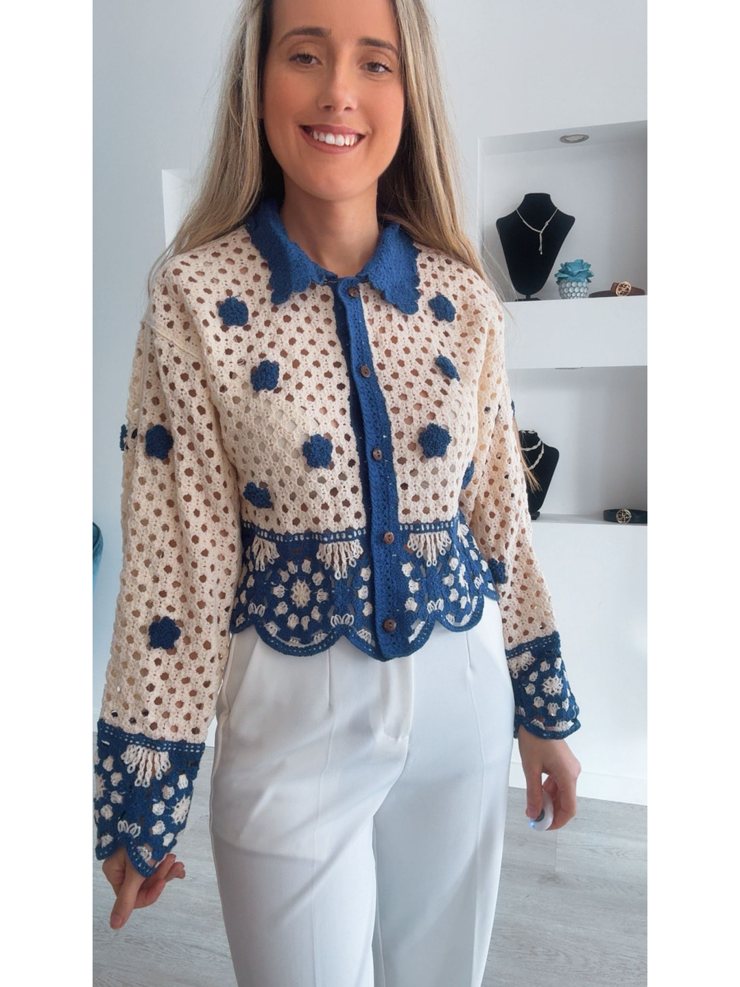 Casaco em crochet com detalhes em azul - TU 4