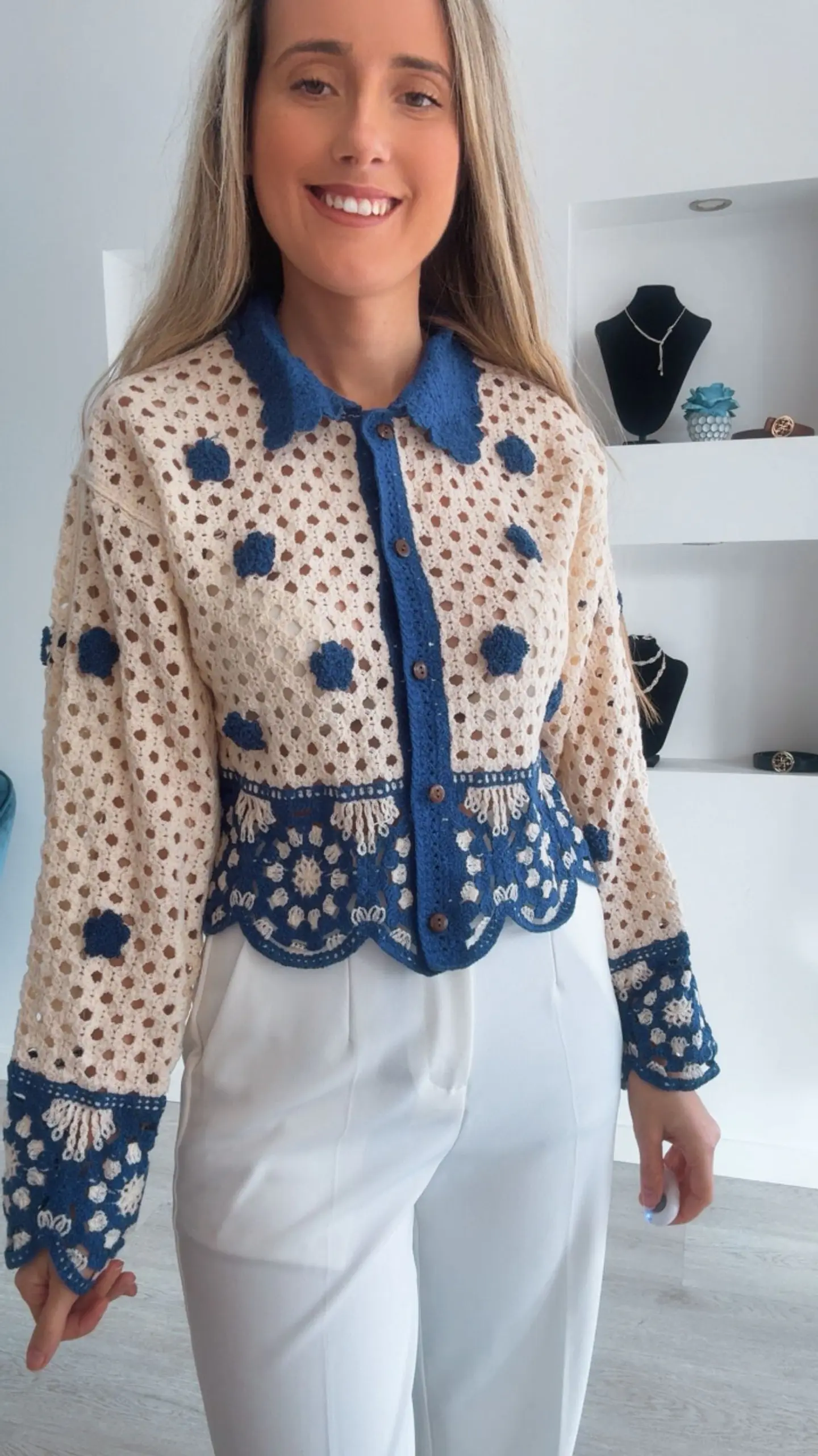 Casaco em crochet com detalhes em azul - TU 4