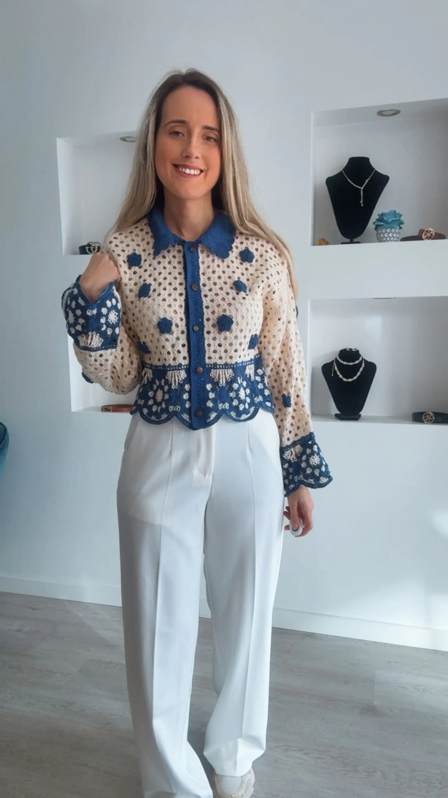 Casaco em crochet com detalhes em azul - TU 3