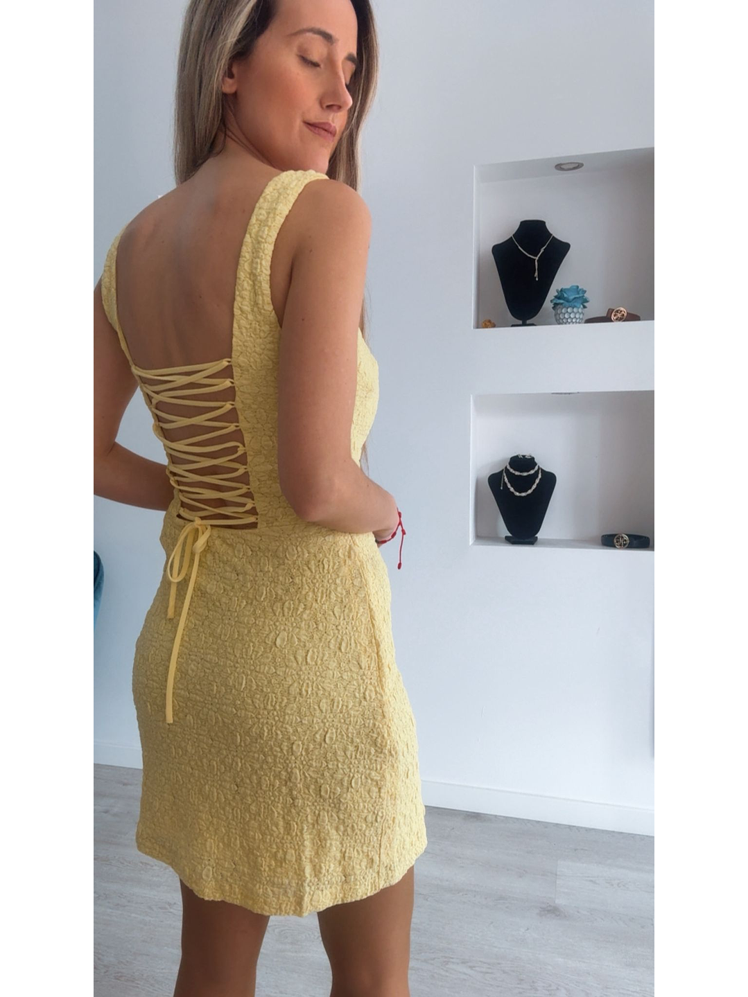 Vestido com textura e cruzado nas costas 4
