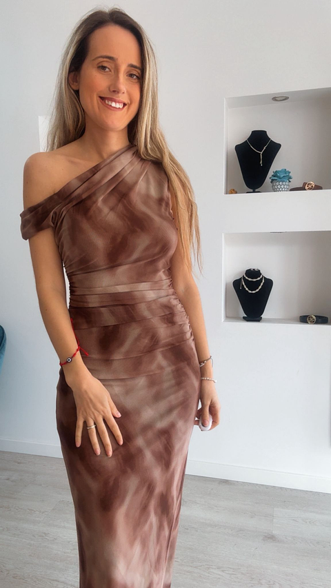 Vestido midi com ombro descaído