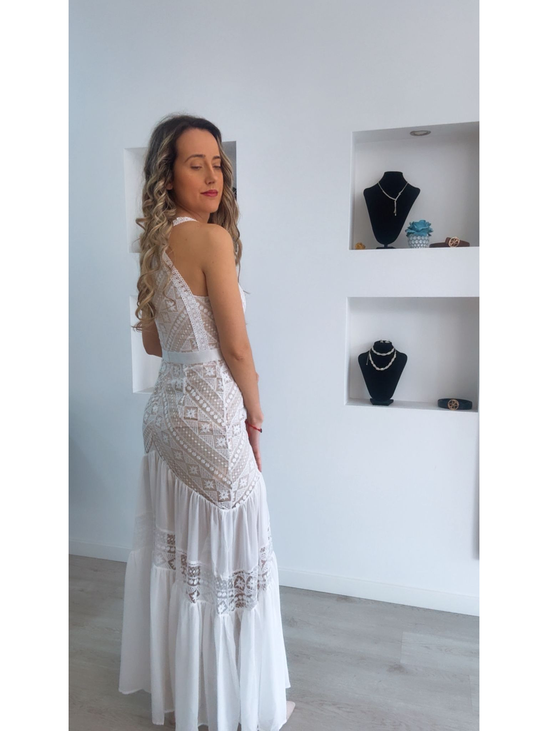 Vestido comprido com detalhes em renda 4