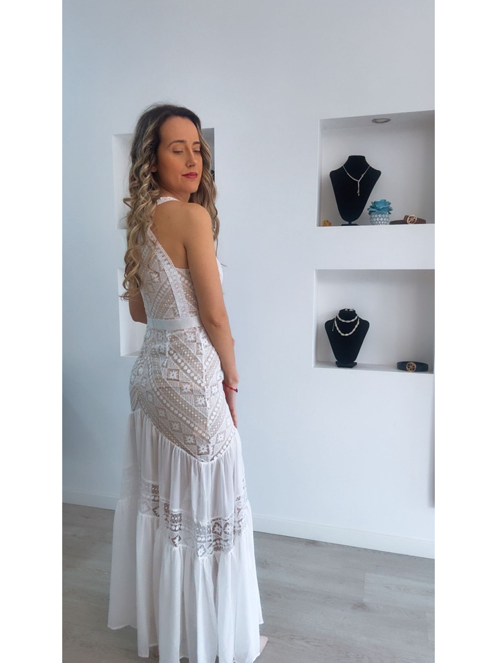 Vestido comprido com detalhes em renda 4