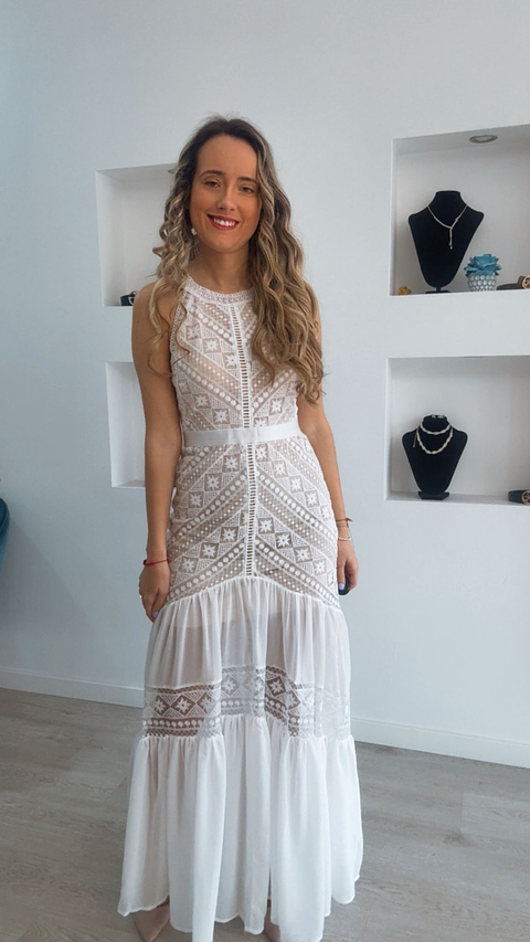 Vestido comprido com detalhes em renda