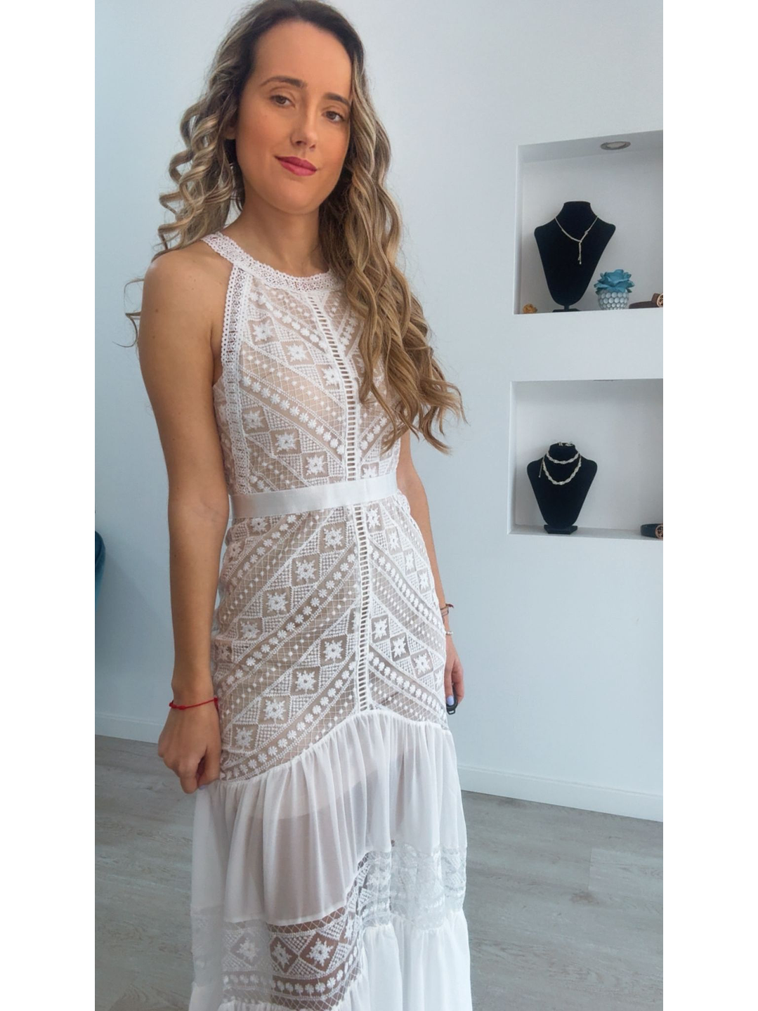 Vestido comprido com detalhes em renda 5