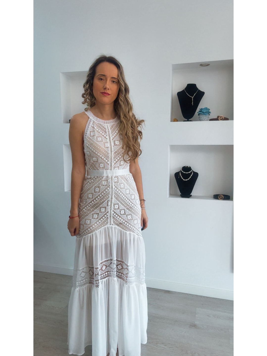 Vestido comprido com detalhes em renda 6