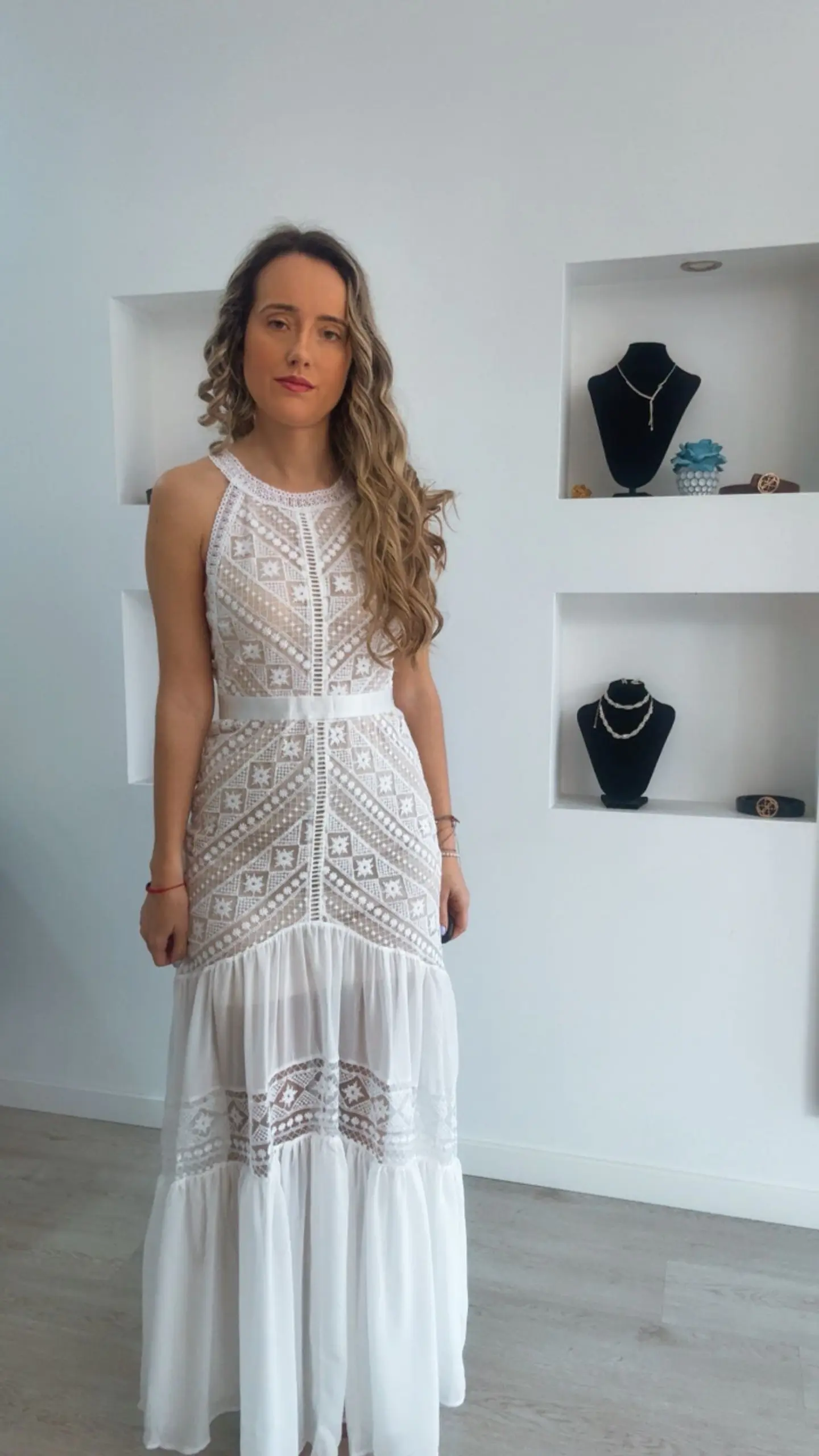Vestido comprido com detalhes em renda 6