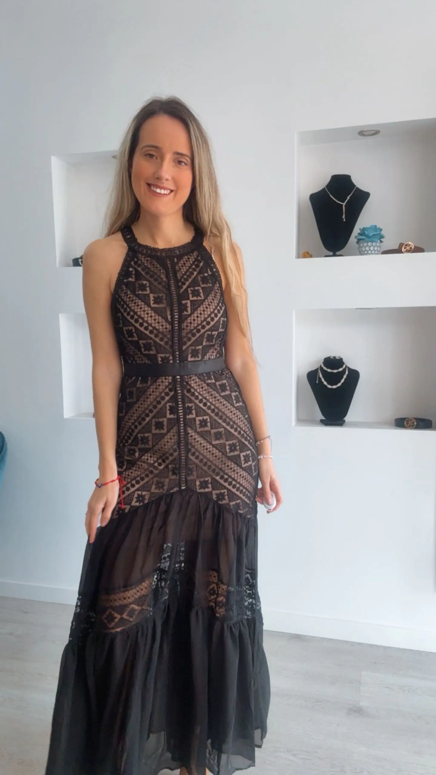 Vestido comprido com detalhes em renda 12