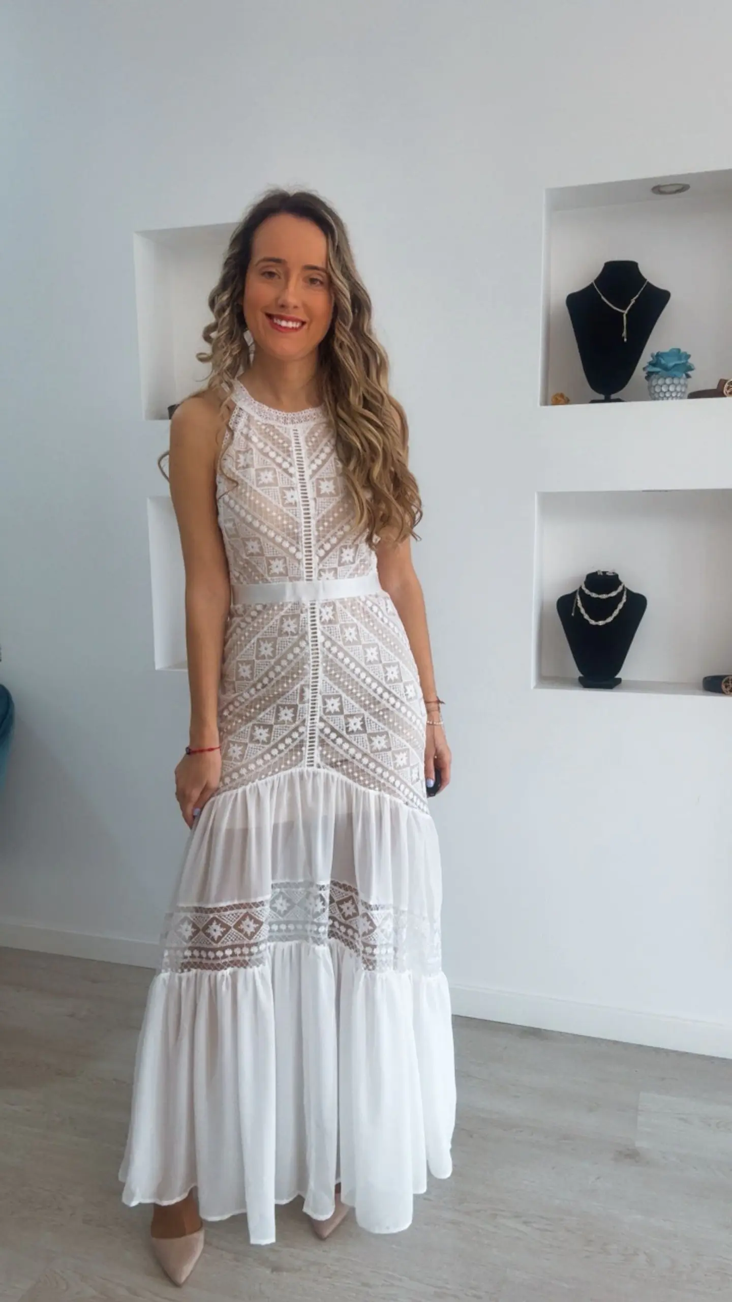 Vestido comprido com detalhes em renda 8