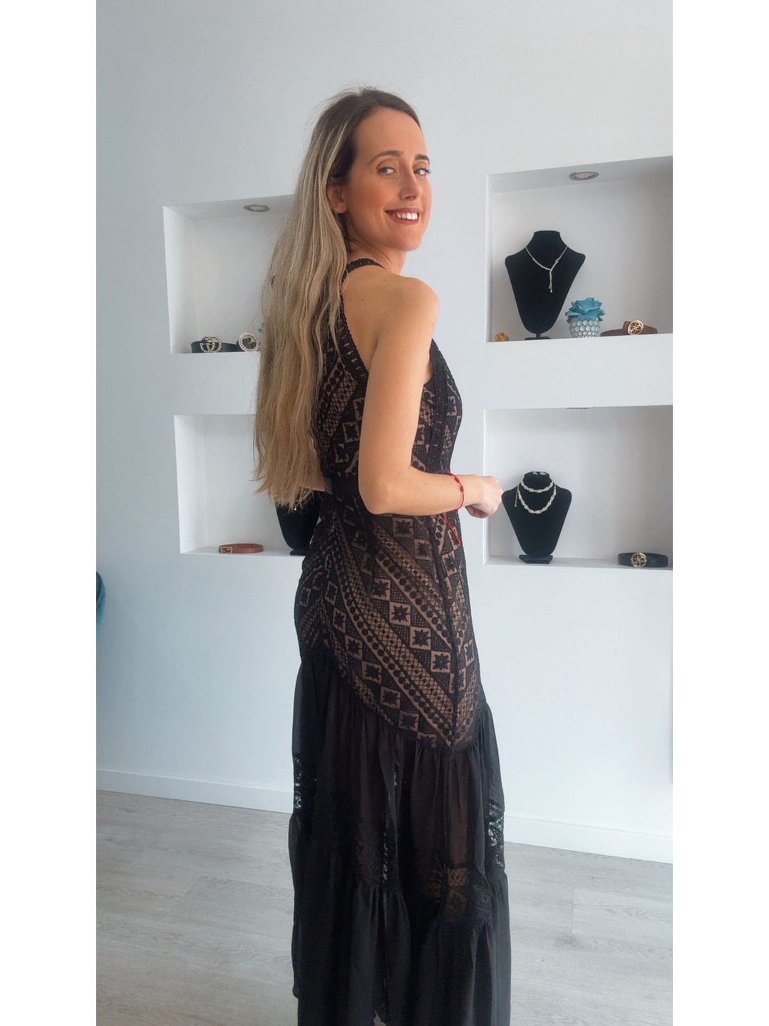 Vestido comprido com detalhes em renda 11