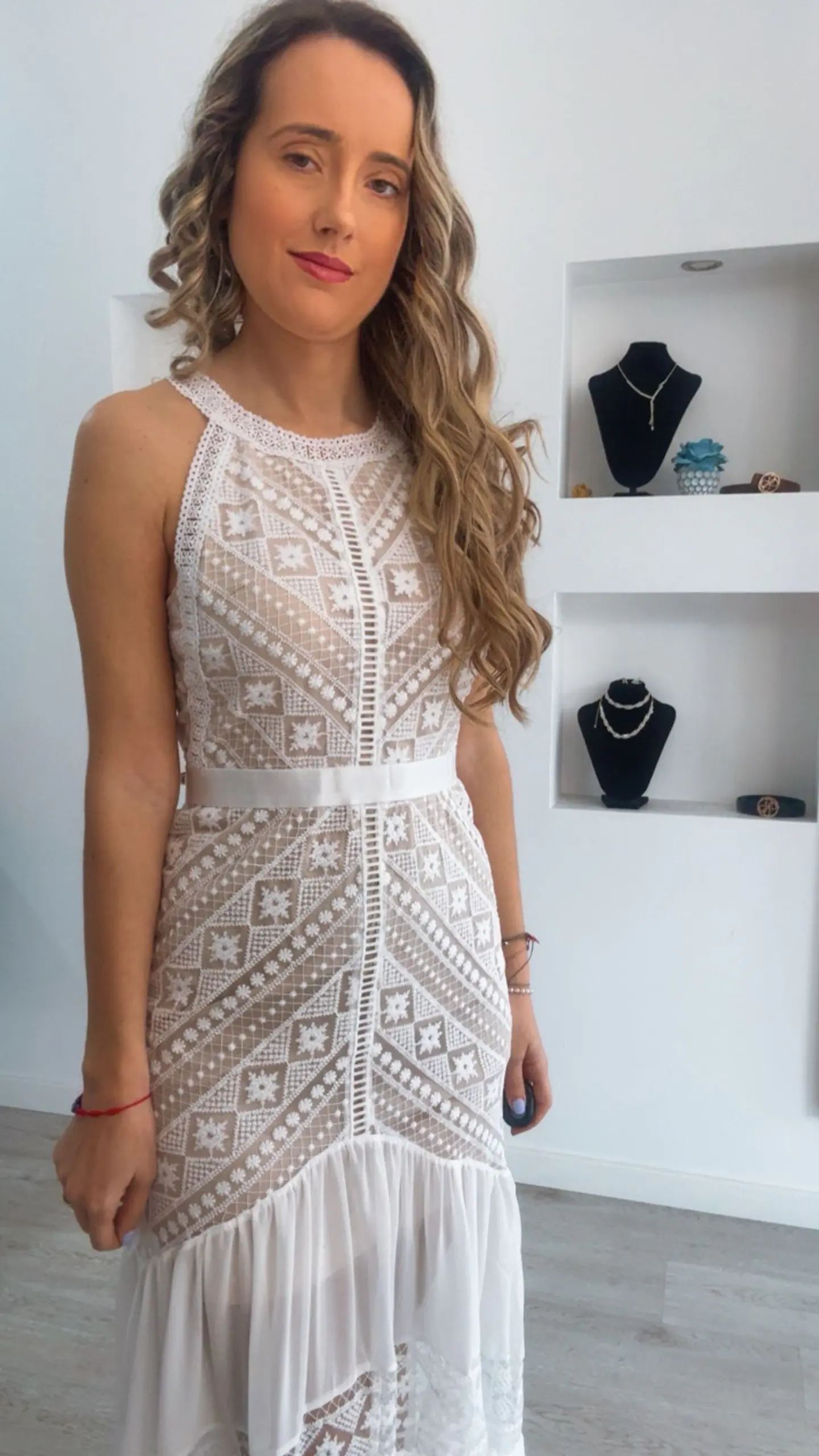 Vestido comprido com detalhes em renda 9