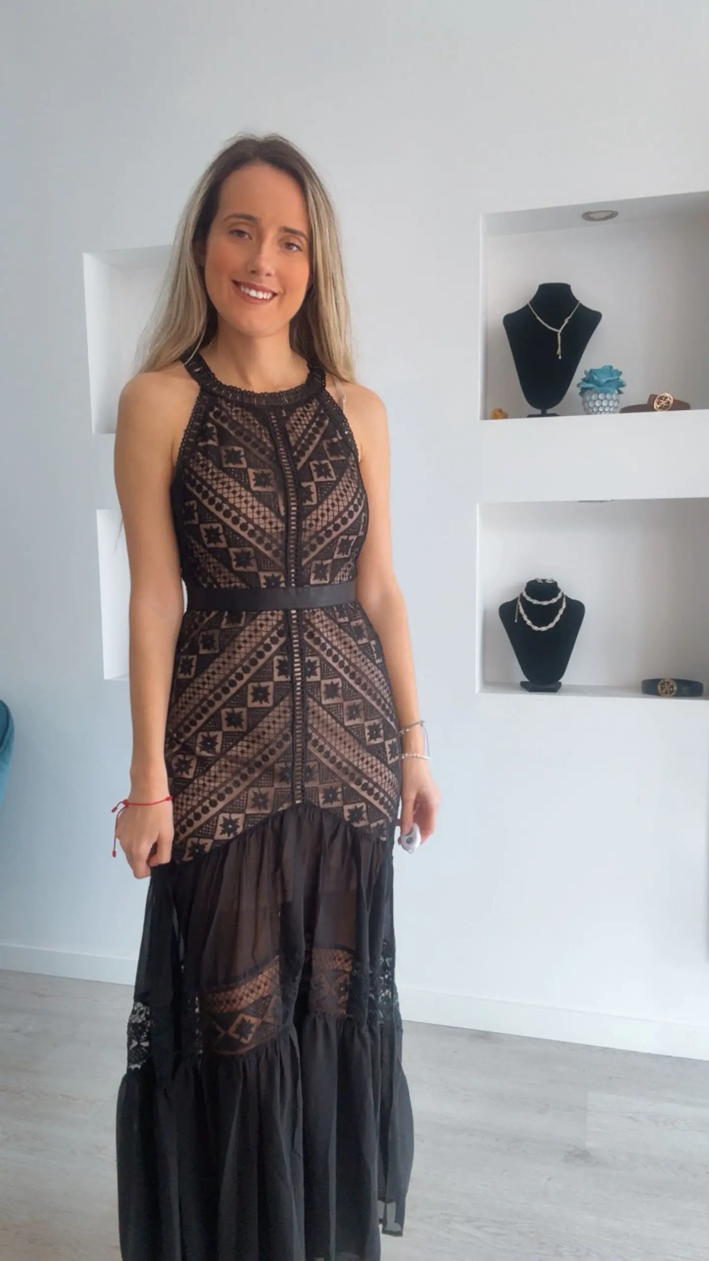 Vestido comprido com detalhes em renda 16