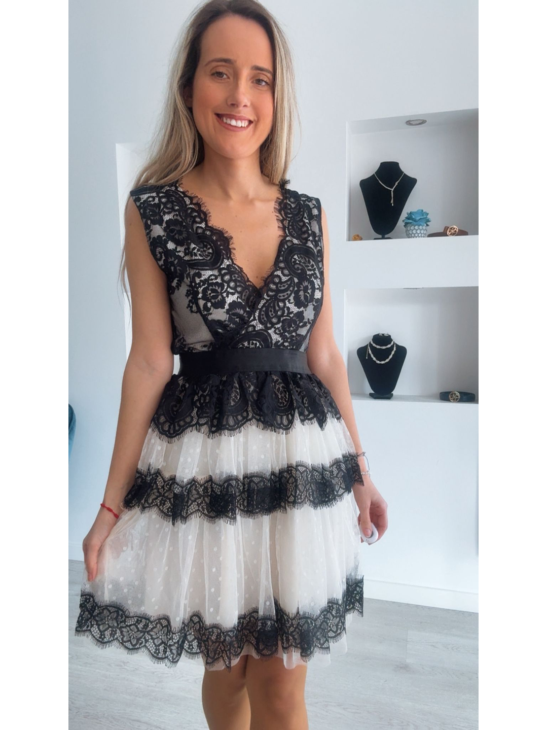 Vestido de folhos com renda preta 3