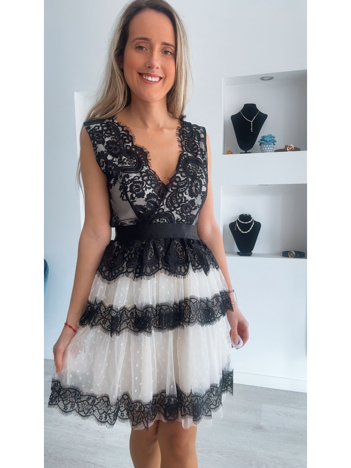 Vestido de folhos com renda preta 3