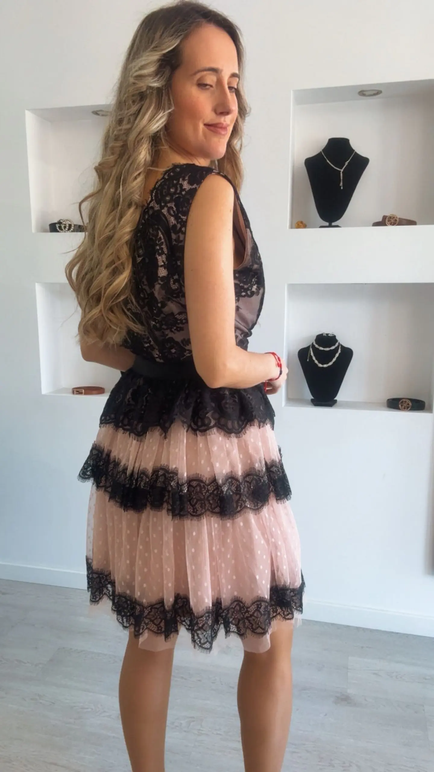 Vestido de folhos com renda preta 9